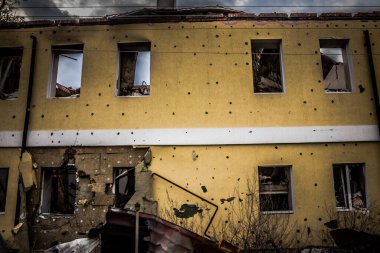 Izyum, Ukrayna - 08 Nisan 2023 İzyum, Kharkiv Oblastı 'ndaki yıkılmış bina. Rus ordusu Ukrayna 'yı işgal etti ve savaş alanı haline gelen bu bölgede ağır çatışmalar yaşanıyor.
