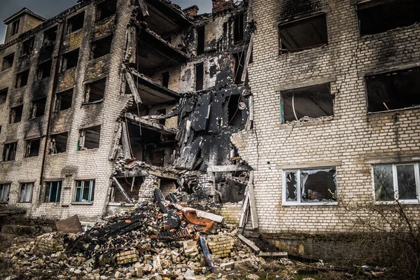 stock image Izyum, Ukraine - April 08, 2023 Destroyed building located in the city of Izyum, Kharkiv Oblast. The Russian army has invaded Ukraine and heavy fighting is taking place in this area which has become a battlefield