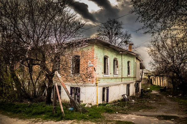 ウクライナのイズーム 2023年4月8日ハリコフ州イズーム市にある破壊された建物 ロシア軍はウクライナに侵攻し 激しい戦いが戦場となっているこの地域で行われています — ストック写真