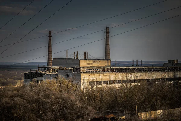 stock image Izyum, Ukraine - April 08, 2023 Destroyed building located in the city of Izyum, Kharkiv Oblast. The Russian army has invaded Ukraine and heavy fighting is taking place in this area which has become a battlefield