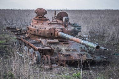 Rus tankı Izyum Savaşı 'nda yok edildi, Rus ordusu Ukrayna' yı işgal etti ve savaş alanına dönüşen bu bölgede ağır çatışmalar yaşanıyor. Izyum bölgede kritik bir nokta olmaya devam ediyor. Ukrayna Silahlı Kuvvetleri büyük yıkım yaşadı
