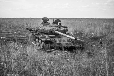 Rus tankı Izyum Savaşı 'nda yok edildi, Rus ordusu Ukrayna' yı işgal etti ve savaş alanına dönüşen bu bölgede ağır çatışmalar yaşanıyor. Izyum bölgede kritik bir nokta olmaya devam ediyor. Ukrayna Silahlı Kuvvetleri büyük yıkım yaşadı