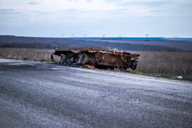 Izyum Muharebesi 'nde zırhlı araç yok edildi, Rus ordusu Ukrayna' yı işgal etti ve savaş alanına dönüşen bu bölgede ağır çatışmalar yaşanıyor. Izyum bölgede kritik bir nokta olmaya devam ediyor. Ukrayna Silahlı Kuvvetleri Deva yaptı