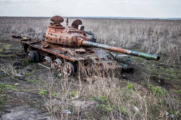 stock image Russian tank destroyed in the Battle of Izyum, The Russian army has invaded Ukraine and heavy fighting is taking place in this area which has become a battlefield. Izyum remains a critical point in the region. Ukrainian Armed Forces inflicted devasta