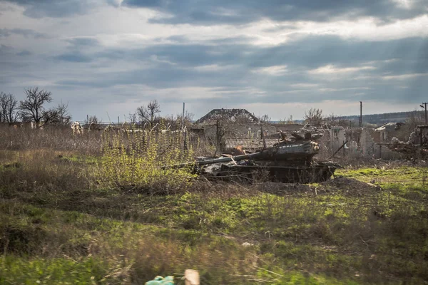 stock image Russian tank destroyed in the Battle of Izyum, The Russian army has invaded Ukraine and heavy fighting is taking place in this area which has become a battlefield. Izyum remains a critical point in the region. Ukrainian Armed Forces inflicted devasta