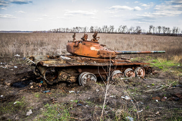 Российский танк, уничтоженный в битве при Изюме, Российская армия вторглась на Украину, и в этой области, которая стала полем битвы, происходят тяжелые бои. Изюм остается критической точкой в регионе. Вооружённые силы Украины нанесли урон