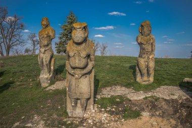 Anıt, Ukrayna 'daki Izyum Savaşı sırasında ağır hasar gördü. Rus ordusu Ukrayna 'yı işgal etti ve savaş alanına dönüşen bu bölgede ağır çatışmalar yaşanıyor. Izyum bölgede kritik bir nokta olmaya devam ediyor.