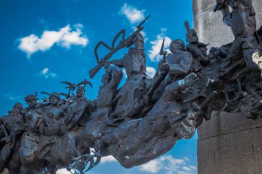 Anıt, Ukrayna 'daki Izyum Savaşı sırasında ağır hasar gördü. Rus ordusu Ukrayna 'yı işgal etti ve savaş alanına dönüşen bu bölgede ağır çatışmalar yaşanıyor. Izyum bölgede kritik bir nokta olmaya devam ediyor.