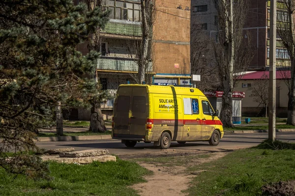 Mentőautó Vezetés Utcán Sloviansk Ukrajnában Sloviansk Városa Első Vonalban Van — Stock Fotó