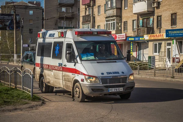 Ambulans Körning Gatorna Sloviansk Ukraina Staden Sloviansk Ligger Frontlinjen Ukraina — Stockfoto
