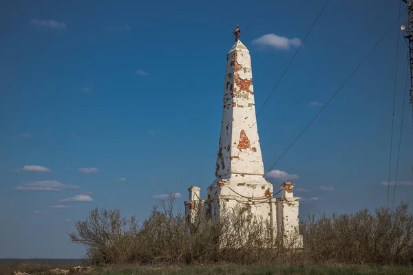 記念碑はウクライナのイヅムの戦いで大きな被害を受けた ロシア軍はウクライナに侵攻し 激しい戦闘が戦場となっているこの地域で行われています イズームは地域の重要なポイントのまま — ストック写真