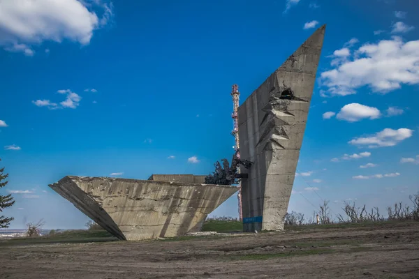 纪念碑在乌克兰的伊苏姆战役中严重受损 俄罗斯军队入侵乌克兰 在这个已成为战场的地区正在发生激烈战斗 Izyum仍然是该地区的一个关键点 — 图库照片