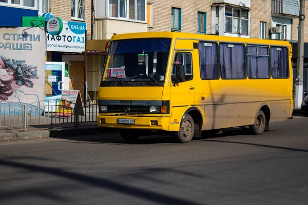 ウクライナのスロヴィアンスクの通りをバスが通っています スロヴィアンスク市はウクライナの戦争の最前線にある 国内では戦争ですが 人々は普通に生活しようとし 公共交通機関は2つの爆撃警報の間で適切に動作します — ストック写真