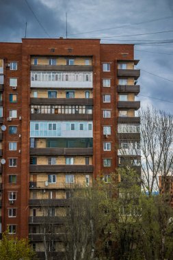 Şehir manzarası ve eski bina Sloviansk şehrinde, Donetsk Oblastı, cephe hattının yakınında. Rus ordusu Ukrayna 'yı işgal etti ve savaş alanı haline gelen bu bölgede ağır çatışmalar yaşanıyor..