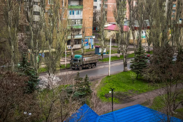 位于顿涅茨克州斯洛维扬斯克市靠近前线的城市景观和老楼 俄罗斯军队已入侵乌克兰 该地区正在发生激烈战斗 该地区已成为战场 — 图库照片