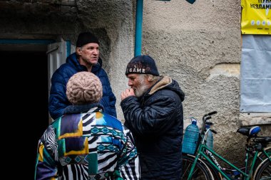 Sadece gönüllüler tarafından gönderilen insani yardım sakinlerin yaşamasına izin verir. İnsanlar Tchassiv Yar şehrinde günlük insani yardım alıyorlar. Bu küçük kasaba savaş alanlarına çok yakındır. İnsanların artık suyu ve elektriği yok..
