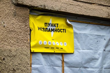 Sadece gönüllüler tarafından gönderilen insani yardım sakinlerin yaşamasına izin verir. İnsanlar Tchassiv Yar şehrinde günlük insani yardım alıyorlar. Bu küçük kasaba savaş alanlarına çok yakındır. İnsanların artık suyu ve elektriği yok..