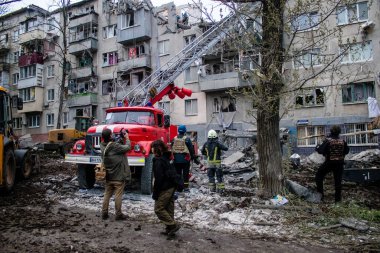 İtfaiyeciler Sloviansk 'ın yerleşim bölgesindeki bir binaya müdahale ettiler ve bir S300 füzesi tarafından sert bir şekilde vuruldu. Hasar hatırı sayılır düzeyde ve birçok kurban hala enkaz altında. Siviller öncelikli hedeflerdir..