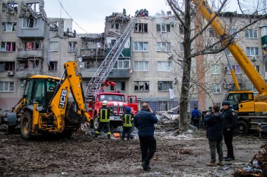 İtfaiyeciler Sloviansk 'ın yerleşim bölgesindeki bir binaya müdahale ettiler ve bir S300 füzesi tarafından sert bir şekilde vuruldu. Hasar hatırı sayılır düzeyde ve birçok kurban hala enkaz altında. Siviller öncelikli hedeflerdir..