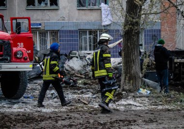İtfaiyeciler Sloviansk 'ın yerleşim bölgesindeki bir binaya müdahale ettiler ve bir S300 füzesi tarafından sert bir şekilde vuruldu. Hasar hatırı sayılır düzeyde ve birçok kurban hala enkaz altında. Siviller öncelikli hedeflerdir..