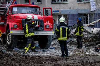 İtfaiyeciler Sloviansk 'ın yerleşim bölgesindeki bir binaya müdahale ettiler ve bir S300 füzesi tarafından sert bir şekilde vuruldu. Hasar hatırı sayılır düzeyde ve birçok kurban hala enkaz altında. Siviller öncelikli hedeflerdir..