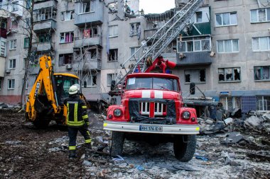 İtfaiyeciler Sloviansk 'ın yerleşim bölgesindeki bir binaya müdahale ettiler ve bir S300 füzesi tarafından sert bir şekilde vuruldu. Hasar hatırı sayılır düzeyde ve birçok kurban hala enkaz altında. Siviller öncelikli hedeflerdir..