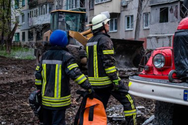 İtfaiyeciler Sloviansk 'ın yerleşim bölgesindeki bir binaya müdahale ettiler ve bir S300 füzesi tarafından sert bir şekilde vuruldu. Hasar hatırı sayılır düzeyde ve birçok kurban hala enkaz altında. Siviller öncelikli hedeflerdir..