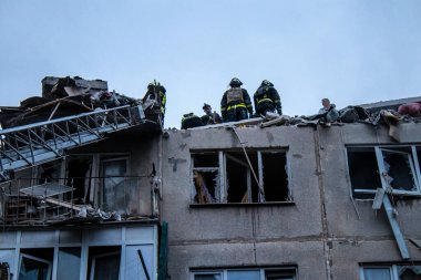 İtfaiyeciler Sloviansk 'ın yerleşim bölgesindeki bir binaya müdahale ettiler ve bir S300 füzesi tarafından sert bir şekilde vuruldu. Hasar hatırı sayılır düzeyde ve birçok kurban hala enkaz altında. Siviller öncelikli hedeflerdir..