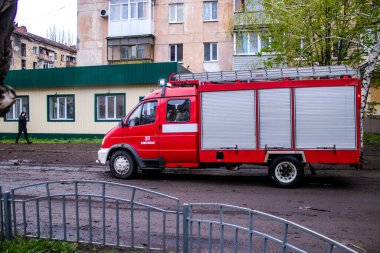 İtfaiyeciler Sloviansk 'ın yerleşim bölgesindeki bir binaya müdahale ettiler ve bir S300 füzesi tarafından sert bir şekilde vuruldu. Hasar hatırı sayılır düzeyde ve birçok kurban hala enkaz altında. Siviller öncelikli hedeflerdir..