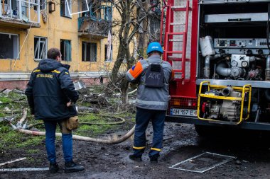 İtfaiyeciler Sloviansk 'ın yerleşim bölgesindeki bir binaya müdahale ettiler ve bir S300 füzesi tarafından sert bir şekilde vuruldu. Hasar hatırı sayılır düzeyde ve birçok kurban hala enkaz altında. Siviller öncelikli hedeflerdir..