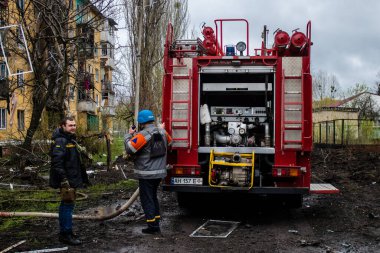 İtfaiyeciler Sloviansk 'ın yerleşim bölgesindeki bir binaya müdahale ettiler ve bir S300 füzesi tarafından sert bir şekilde vuruldu. Hasar hatırı sayılır düzeyde ve birçok kurban hala enkaz altında. Siviller öncelikli hedeflerdir..