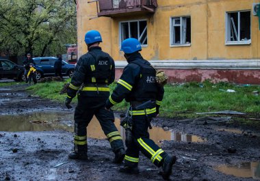 İtfaiyeciler Sloviansk 'ın yerleşim bölgesindeki bir binaya müdahale ettiler ve bir S300 füzesi tarafından sert bir şekilde vuruldu. Hasar hatırı sayılır düzeyde ve birçok kurban hala enkaz altında. Siviller öncelikli hedeflerdir..