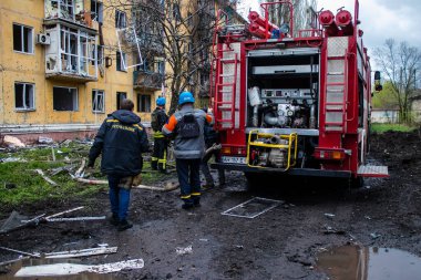 İtfaiyeciler Sloviansk 'ın yerleşim bölgesindeki bir binaya müdahale ettiler ve bir S300 füzesi tarafından sert bir şekilde vuruldu. Hasar hatırı sayılır düzeyde ve birçok kurban hala enkaz altında. Siviller öncelikli hedeflerdir..