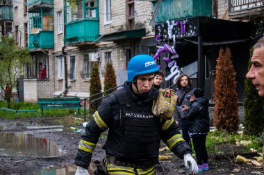 İtfaiyeciler Sloviansk 'ın yerleşim bölgesindeki bir binaya müdahale ettiler ve bir S300 füzesi tarafından sert bir şekilde vuruldu. Hasar hatırı sayılır düzeyde ve birçok kurban hala enkaz altında. Siviller öncelikli hedeflerdir..