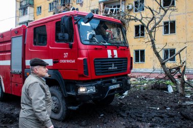 İtfaiyeciler Sloviansk 'ın yerleşim bölgesindeki bir binaya müdahale ettiler ve bir S300 füzesi tarafından sert bir şekilde vuruldu. Hasar hatırı sayılır düzeyde ve birçok kurban hala enkaz altında. Siviller öncelikli hedeflerdir..