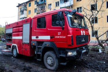 İtfaiyeciler Sloviansk 'ın yerleşim bölgesindeki bir binaya müdahale ettiler ve bir S300 füzesi tarafından sert bir şekilde vuruldu. Hasar hatırı sayılır düzeyde ve birçok kurban hala enkaz altında. Siviller öncelikli hedeflerdir..