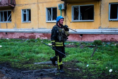 İtfaiyeciler Sloviansk 'ın yerleşim bölgesindeki bir binaya müdahale ettiler ve bir S300 füzesi tarafından sert bir şekilde vuruldu. Hasar hatırı sayılır düzeyde ve birçok kurban hala enkaz altında. Siviller öncelikli hedeflerdir..