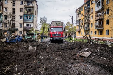 Sloviansk 'ın yerleşim alanındaki bir binaya bir S300 füzesi isabet etmiş. Hasar hatırı sayılır düzeyde ve birçok kurban hala enkaz altında. Siviller öncelikli hedeflerdir..