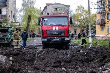 İtfaiyeciler Sloviansk 'ın yerleşim bölgesindeki bir binaya müdahale ettiler ve bir S300 füzesi tarafından sert bir şekilde vuruldu. Hasar hatırı sayılır düzeyde ve birçok kurban hala enkaz altında. Siviller öncelikli hedeflerdir..