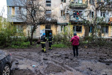 İtfaiyeciler Sloviansk 'ın yerleşim bölgesindeki bir binaya müdahale ettiler ve bir S300 füzesi tarafından sert bir şekilde vuruldu. Hasar hatırı sayılır düzeyde ve birçok kurban hala enkaz altında. Siviller öncelikli hedeflerdir..