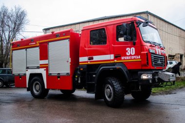 İtfaiyeciler Sloviansk 'ın yerleşim bölgesindeki bir binaya müdahale ettiler ve bir S300 füzesi tarafından sert bir şekilde vuruldu. Hasar hatırı sayılır düzeyde ve birçok kurban hala enkaz altında. Siviller öncelikli hedeflerdir..