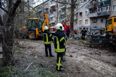 İtfaiyeciler Sloviansk 'ın yerleşim bölgesindeki bir binaya müdahale ettiler ve bir S300 füzesi tarafından sert bir şekilde vuruldu. Hasar hatırı sayılır düzeyde ve birçok kurban hala enkaz altında. Siviller öncelikli hedeflerdir..
