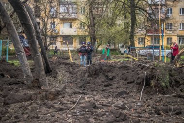 Sloviansk 'ın yerleşim alanındaki bir binaya bir S300 füzesi isabet etmiş. Hasar hatırı sayılır düzeyde ve birçok kurban hala enkaz altında. Siviller öncelikli hedeflerdir..