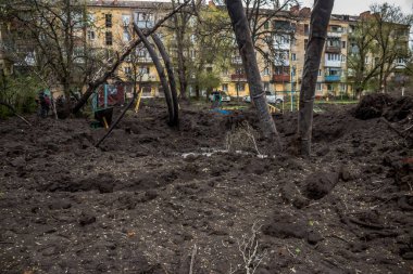 Sloviansk 'ın yerleşim alanındaki bir binaya bir S300 füzesi isabet etmiş. Hasar hatırı sayılır düzeyde ve birçok kurban hala enkaz altında. Siviller öncelikli hedeflerdir..