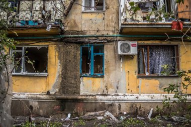 Sloviansk 'ın yerleşim alanındaki bir binaya bir S300 füzesi isabet etmiş. Hasar hatırı sayılır düzeyde ve birçok kurban hala enkaz altında. Siviller öncelikli hedeflerdir..