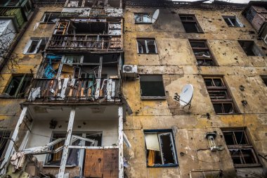 Sloviansk 'ın yerleşim alanındaki bir binaya bir S300 füzesi isabet etmiş. Hasar hatırı sayılır düzeyde ve birçok kurban hala enkaz altında. Siviller öncelikli hedeflerdir..