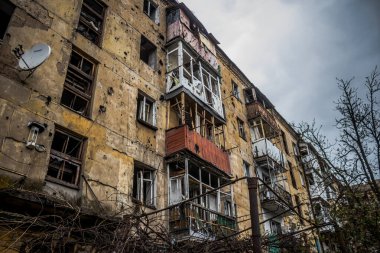 Sloviansk 'ın yerleşim alanındaki bir binaya bir S300 füzesi isabet etmiş. Hasar hatırı sayılır düzeyde ve birçok kurban hala enkaz altında. Siviller öncelikli hedeflerdir..