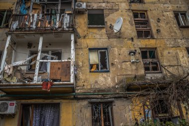 Sloviansk 'ın yerleşim alanındaki bir binaya bir S300 füzesi isabet etmiş. Hasar hatırı sayılır düzeyde ve birçok kurban hala enkaz altında. Siviller öncelikli hedeflerdir..