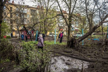 Sloviansk 'ın yerleşim alanındaki bir binaya bir S300 füzesi isabet etmiş. Hasar hatırı sayılır düzeyde ve birçok kurban hala enkaz altında. Siviller öncelikli hedeflerdir..