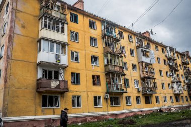 Sloviansk 'ın yerleşim alanındaki bir binaya bir S300 füzesi isabet etmiş. Hasar hatırı sayılır düzeyde ve birçok kurban hala enkaz altında. Siviller öncelikli hedeflerdir..